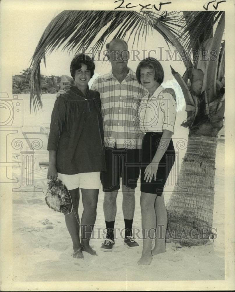 1961 Mrs. F. Evans Farwell and his daughters in Montego Bay, Jamaica - Historic Images