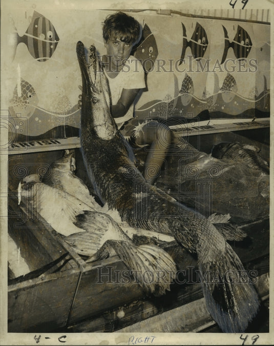 1971 Press Photo Paul Frelich poses with fish at Empire-South Pass Tarpon Rodeo - Historic Images
