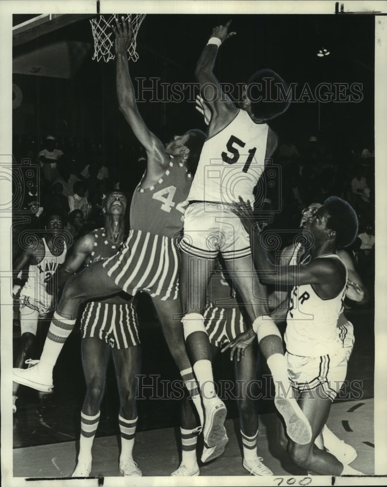 1973 Xavier&#39;s Gabe Eaglin making a basket in game with Mississippi - Historic Images