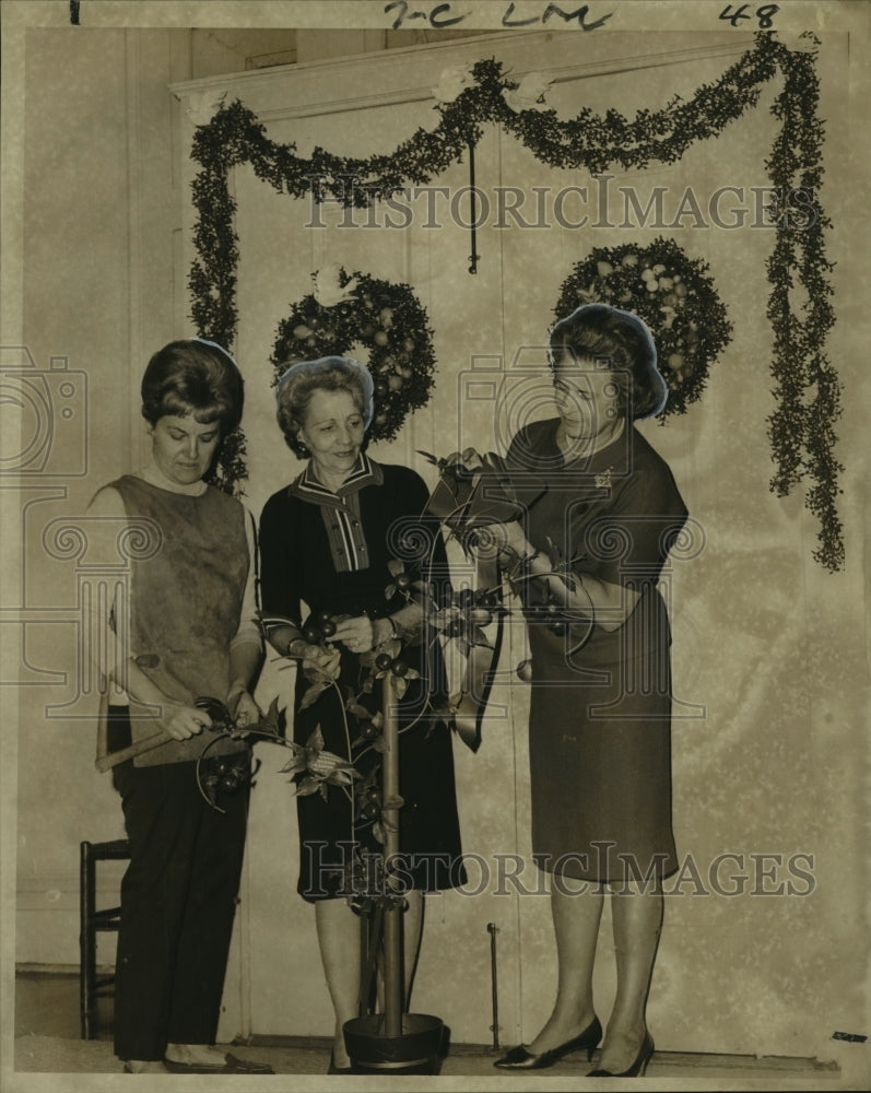 1966 Audubon Garden Club decorating Poydras Home for Christmas. - Historic Images