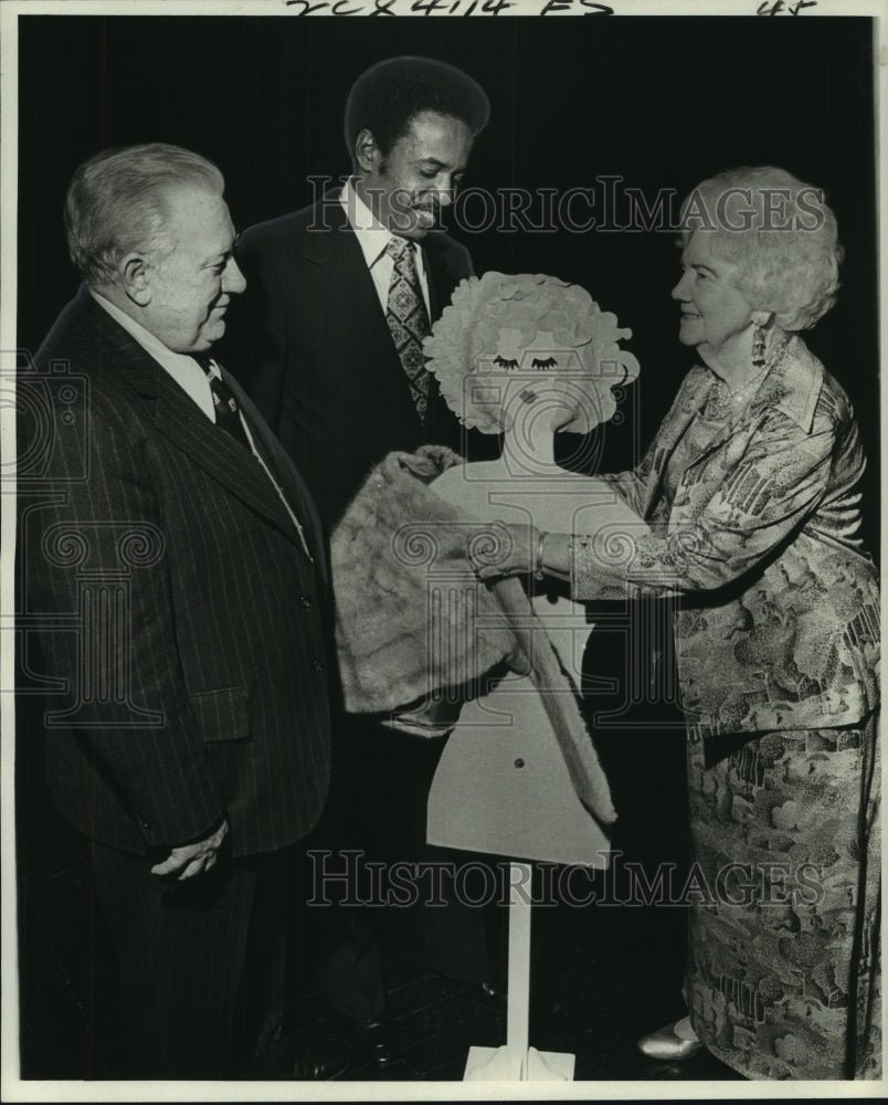 1974 Press Photo Lillian Eddy oldest cast member of NORD Theater displays props - Historic Images