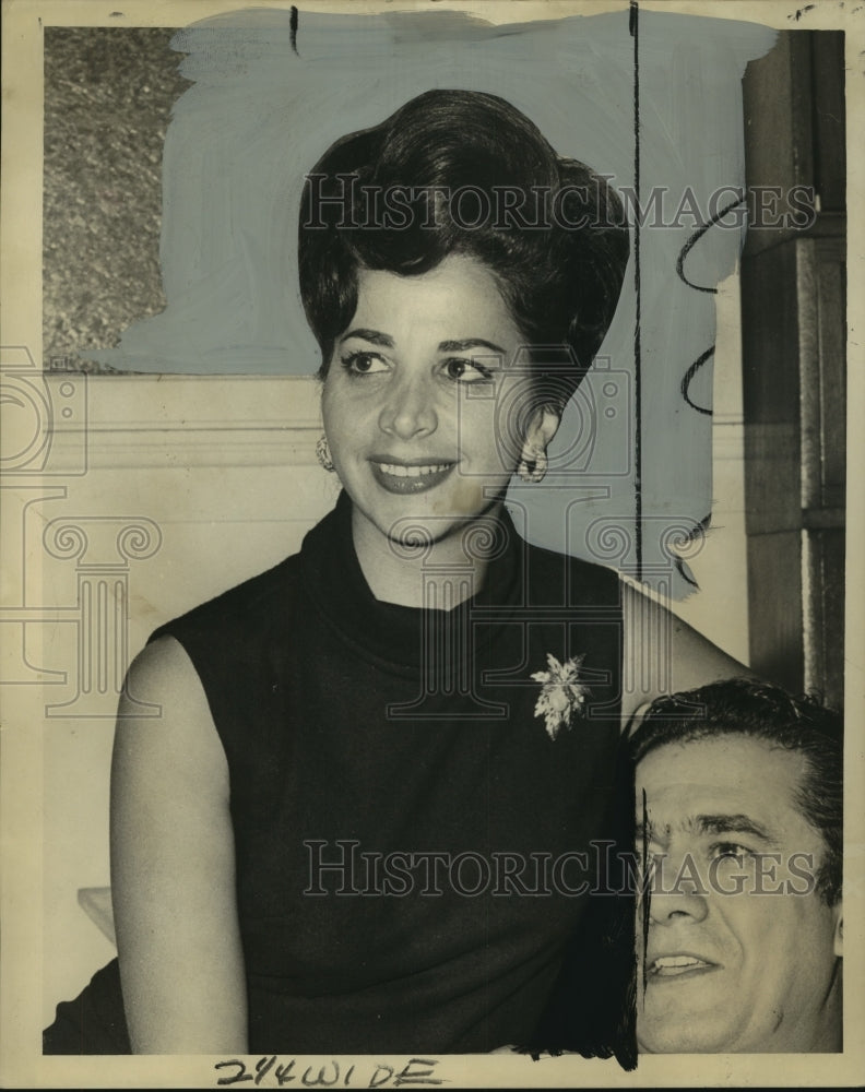 1964 Internationally known mezzo-soprano, Rosalind Elias &amp; companion - Historic Images