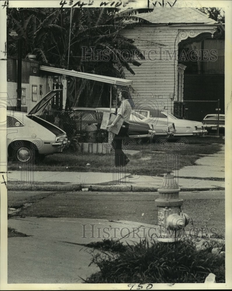 1974 Press Photo A man during moving day at Family Health Foundation - noo13716 - Historic Images