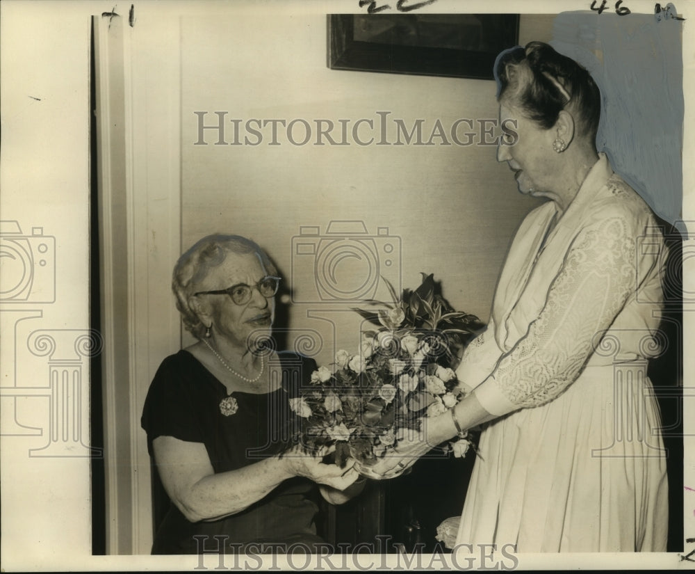 1963 Press Photo Mrs. Palter of Hadassah gives flowers to Mrs. Nathan Eisenmann-Historic Images