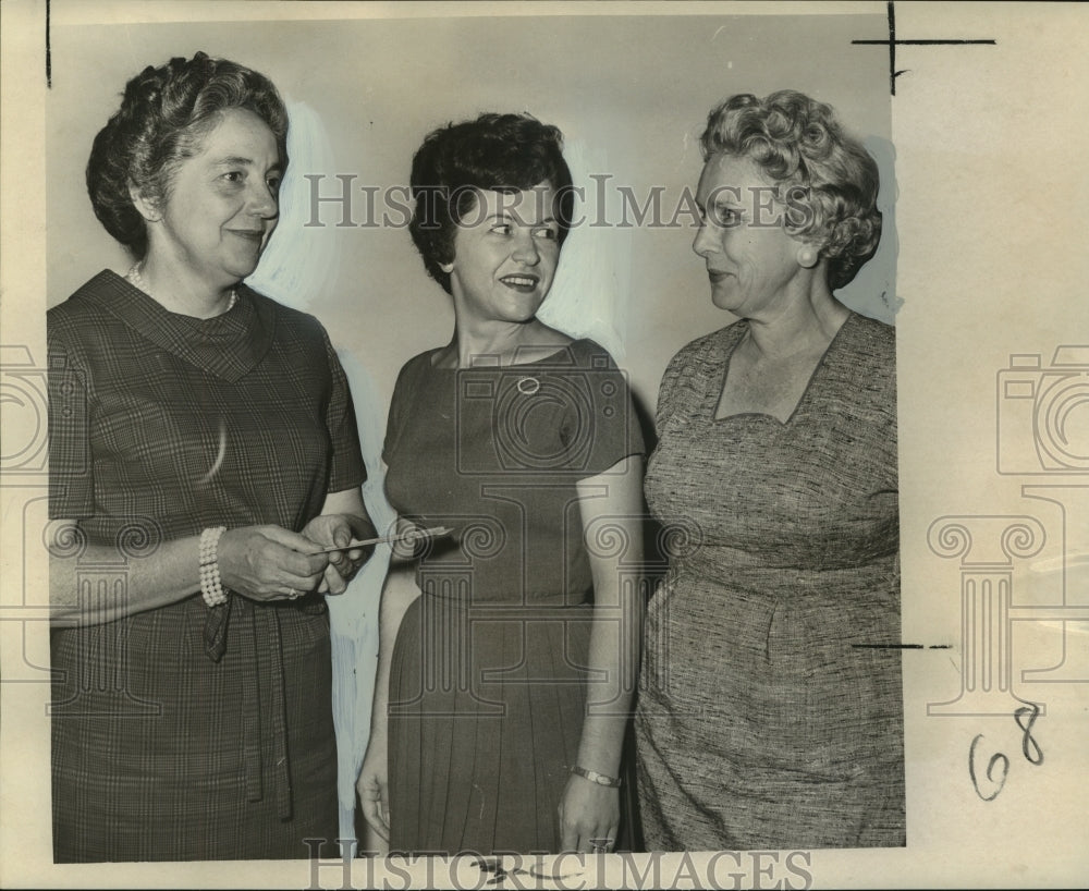 1965 Members of New Orleans Art Association Guild at Royal Orleans - Historic Images