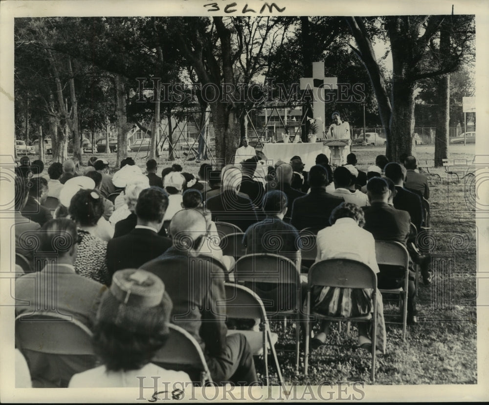 1962 Jefferson parish residents attending the annual sunrise service - Historic Images