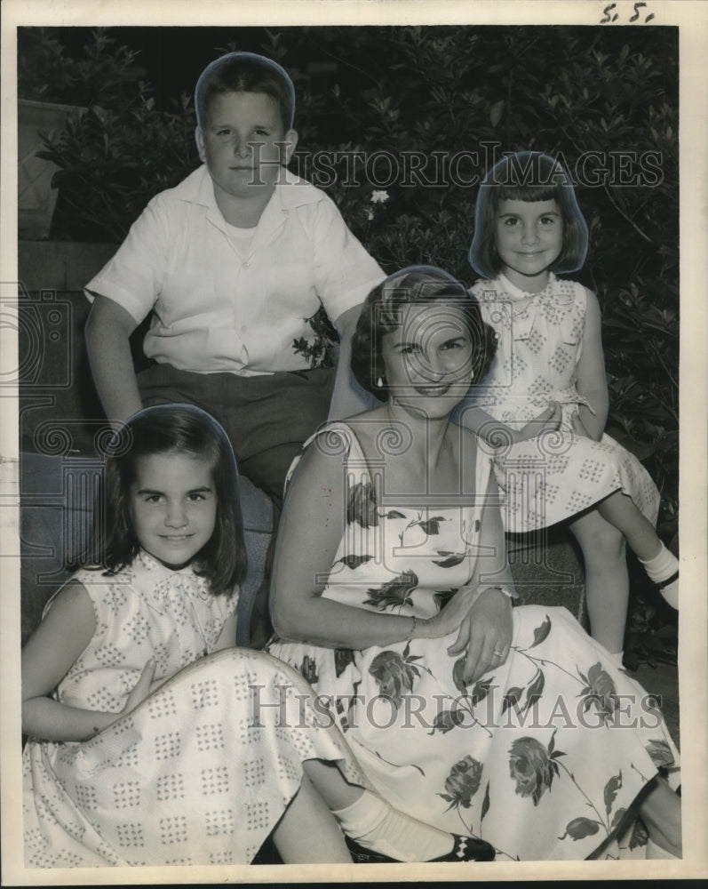 1959 Press Photo Mrs. L. T. Delaup with her three children. - noo14425-Historic Images