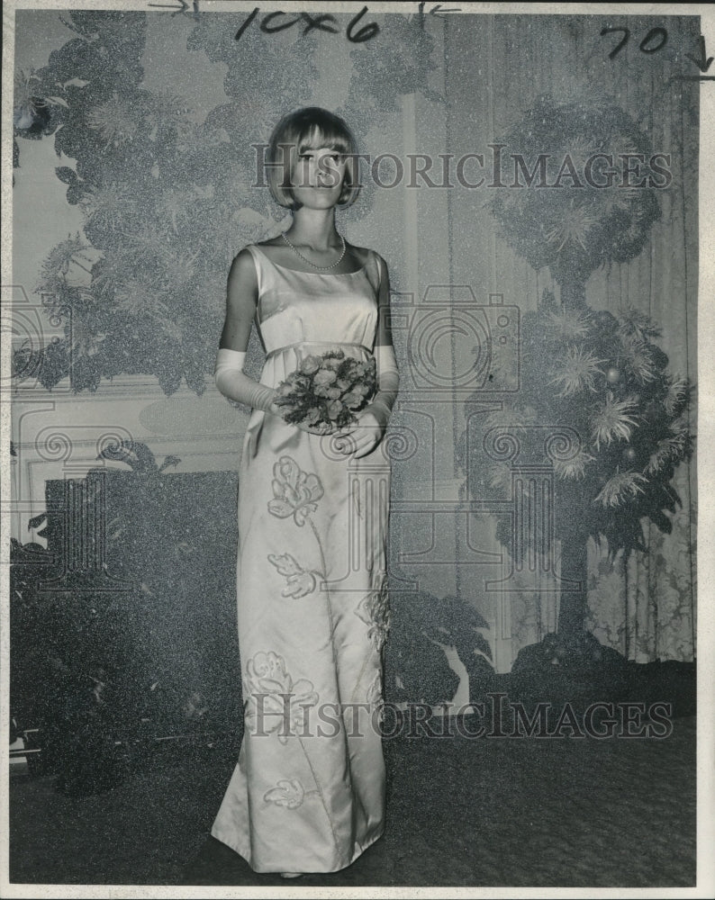 1966 Miss Carolyn Anne de Laureal Debuts in New Orleans - Historic Images