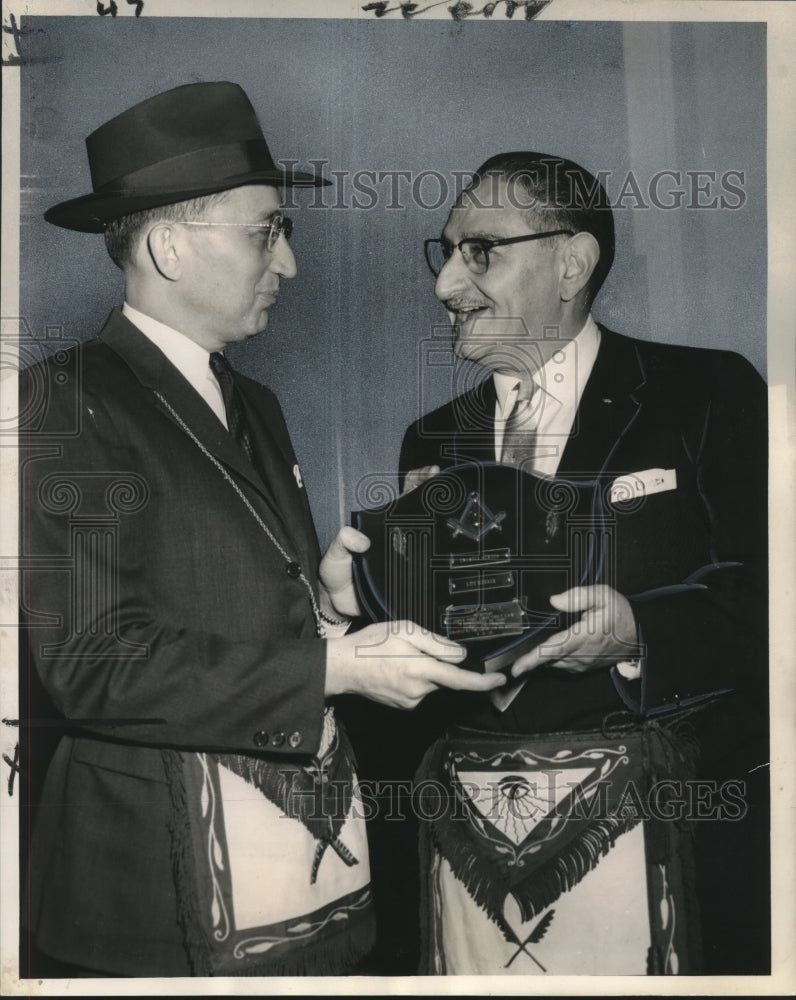 1961 Press Photo Sam B. Dryfuse receives plaque for service John F. Purdy Lodge-Historic Images