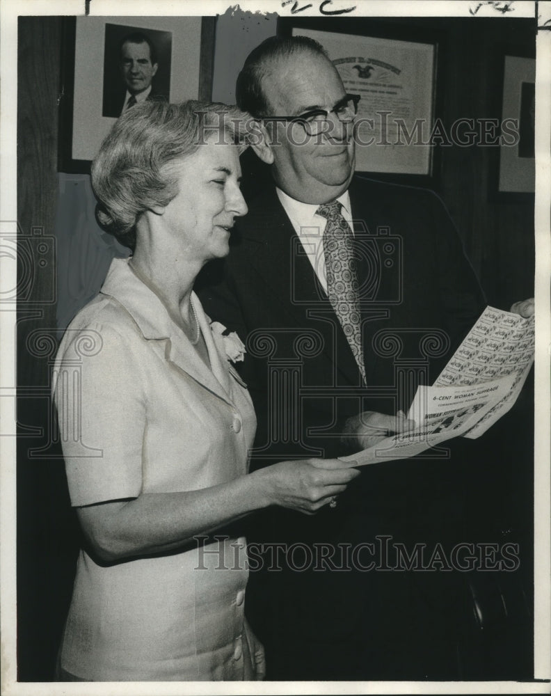 1970 Press Photo Mrs. Landis purchases Women&#39;s Suffrage stamp from Rene Falgout. - Historic Images