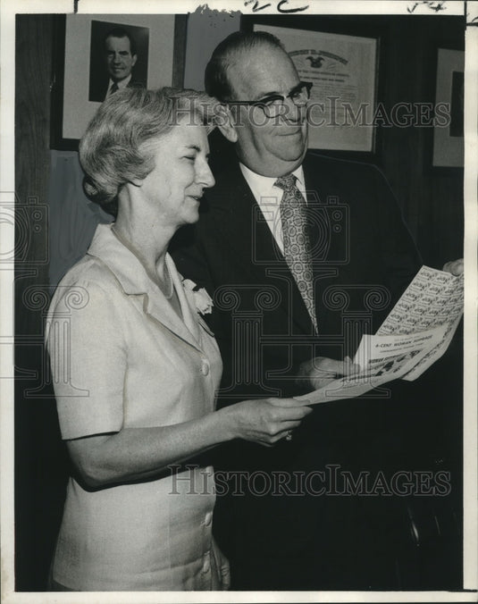 1970 Press Photo Mrs. Landis purchases Women's Suffrage stamp from Rene Falgout. - Historic Images