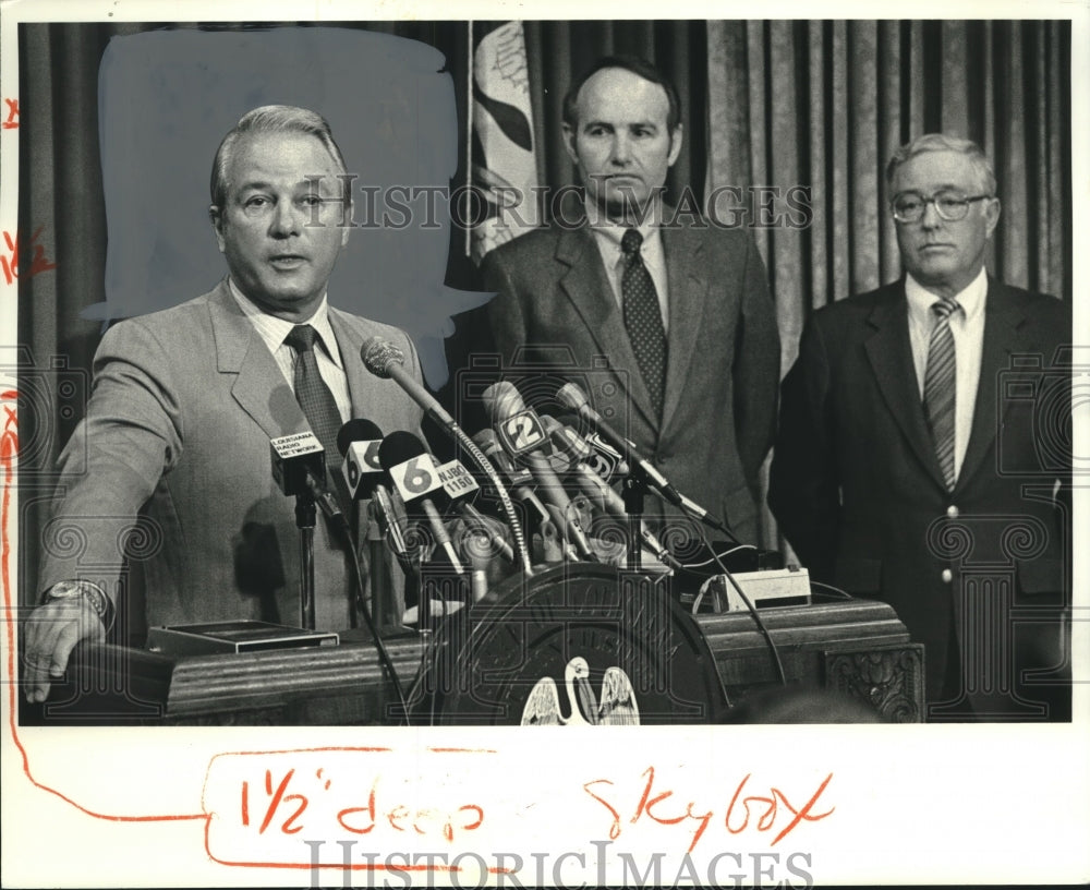 1985 Press Photo Gov. Edwin W. Edwards at the State Capitol in Baton Rouge - Historic Images