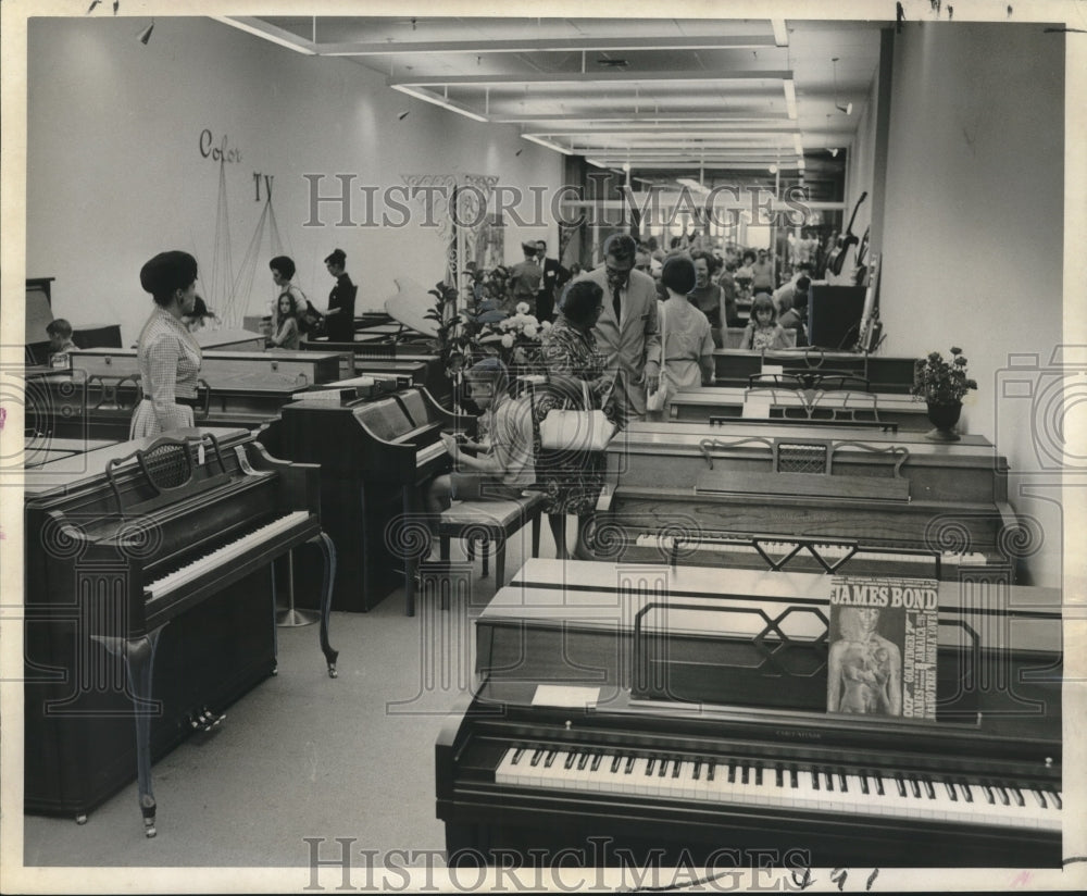 1966 Werlein&#39;s for Music branch in the Oakwood Shopping Center - Historic Images