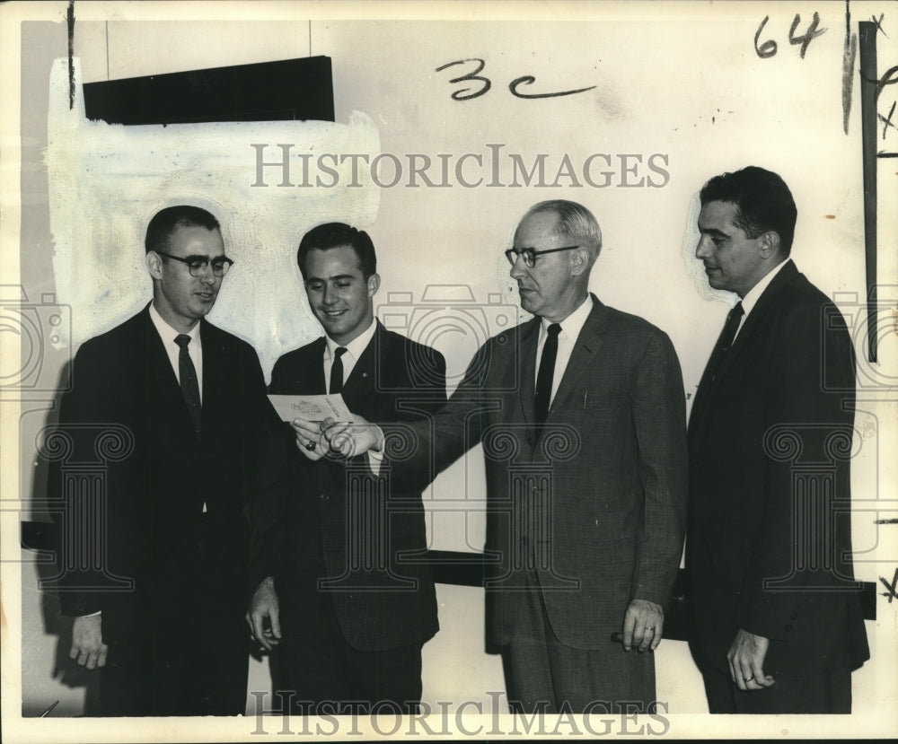 1961 Press Photo Officers Southeastern Louisiana College Presents Check- Historic Images