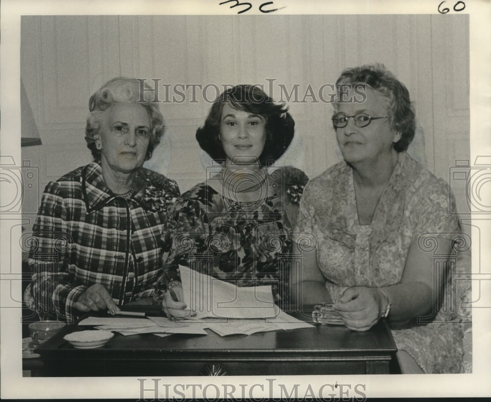 1975 Press Photo Magnolia School Workers Plan Annual Benefit, Jefferson - Historic Images