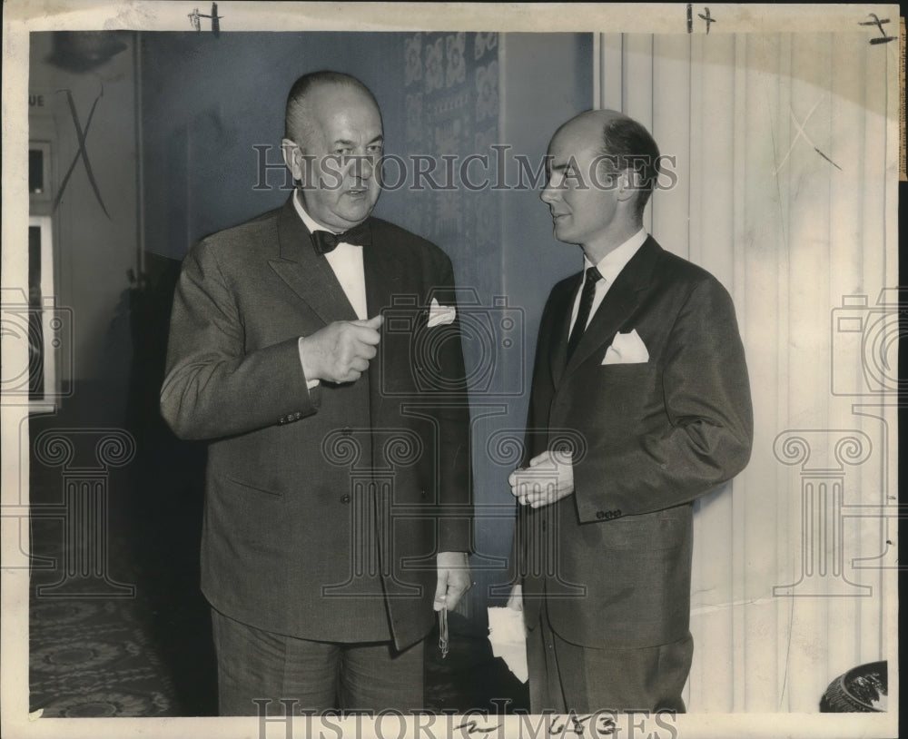 1960 Swedish visitors Ivan Edlind and Tor Lindquist discuss trade. - Historic Images