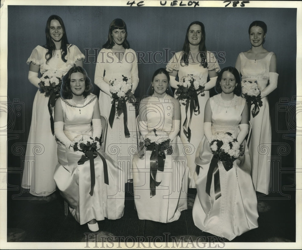 1974 Press Photo Daughters of Essex Club presented at annual holiday dance. - Historic Images