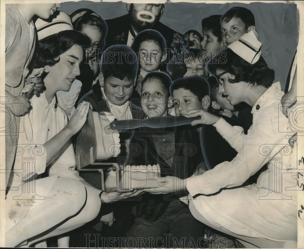 1964 Youngsters at Dental Fair for Dental Care in Loyola University - Historic Images