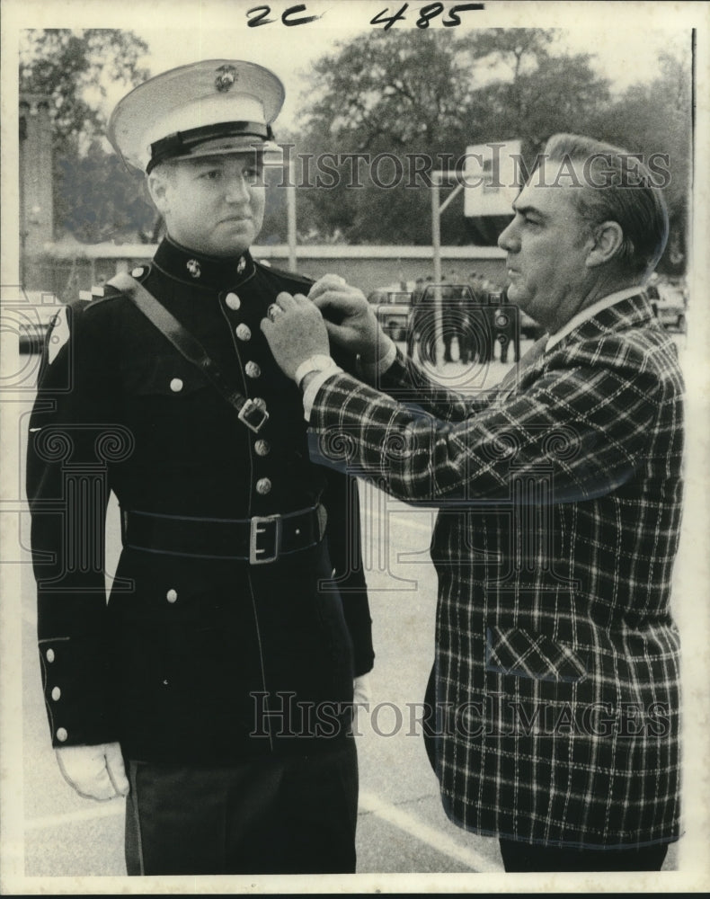 1975 Press Photo Lt. Gov. Fitzmorris pins Timothy Flynn, Jr. the Legion of Valor - Historic Images