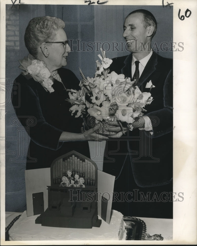 1962 Organist Edith Flynn Receiving Flowers From Hamilton Mingee - Historic Images