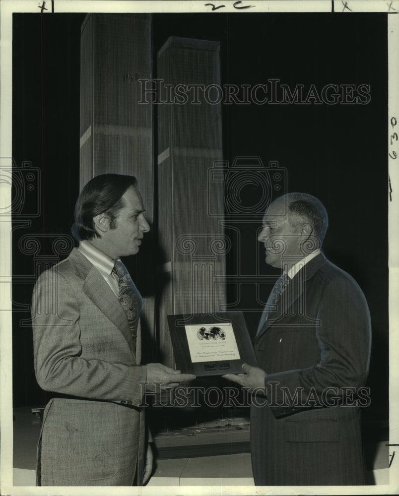 1973 Press Photo New York&#39;s World Trade Center Director Gets Plaque, New York - Historic Images