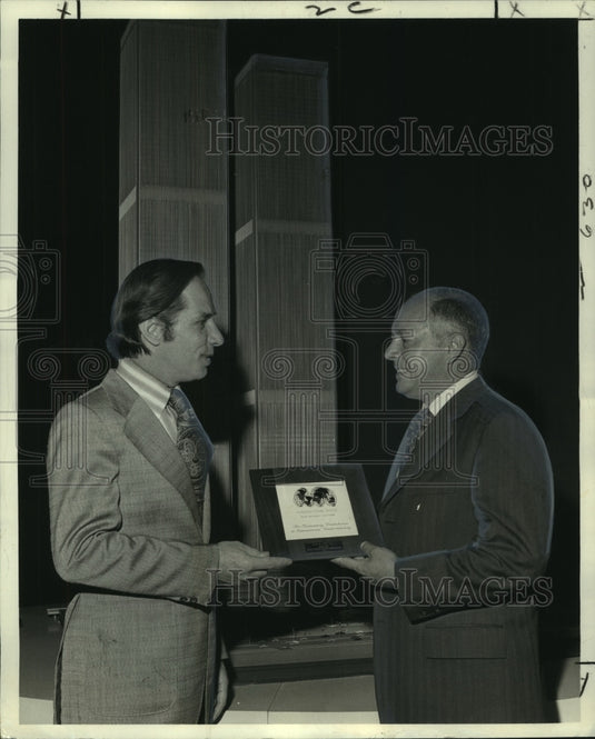 1973 Press Photo New York's World Trade Center Director Gets Plaque, New York - Historic Images