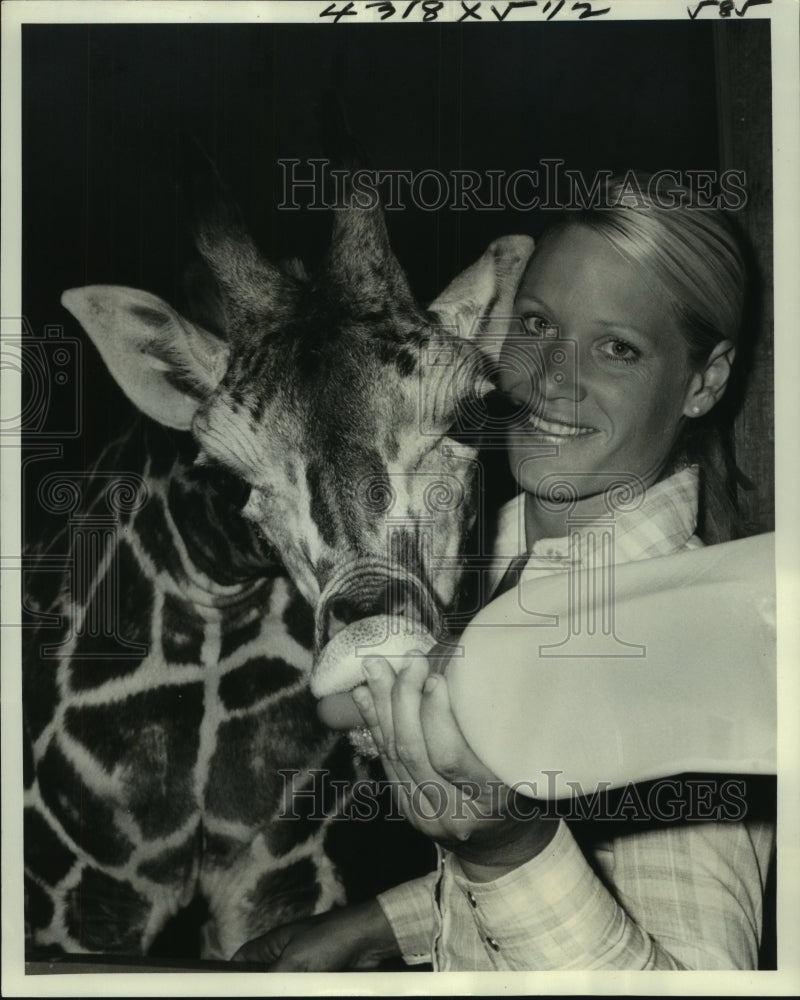 1978 Press Photo San Diego Animal Trainer Joan Embery Feeds Baby Giraffe - Historic Images