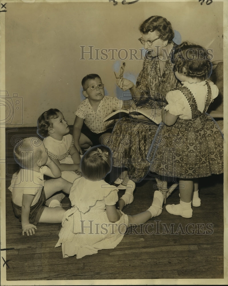 1960 Press Photo Chairman of Christian Education Mrs. Harry Ende Teaching Kids - Historic Images