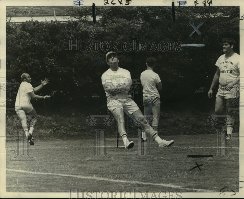 1970 Press Photo Football coach Tom Fears watching game, checking computer - Historic Images