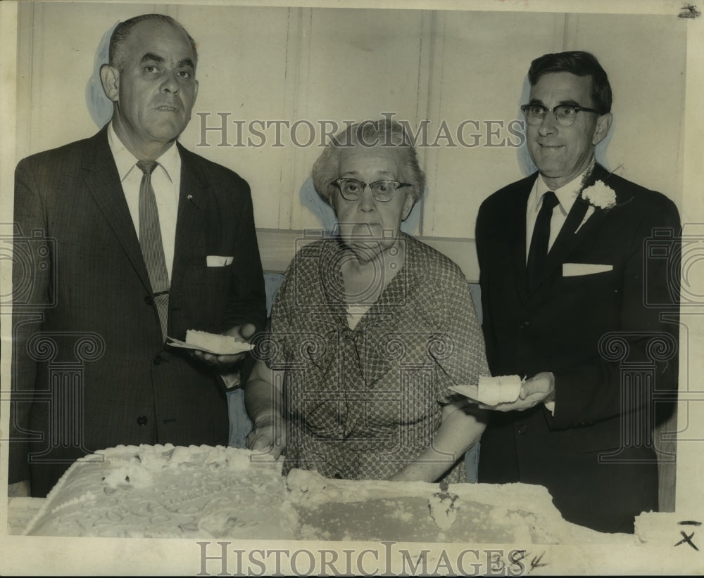 1960 Oldest member of Second Methodist church cutting cake - Historic Images