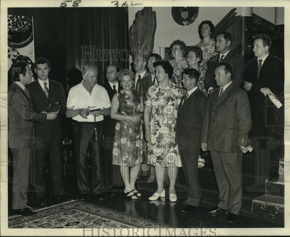 1972 Press Photo International House leader with delegation of Russian visitors-Historic Images