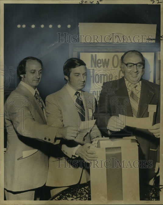 1975 Press Photo Officials of 1975 Home & Garden Show Draw Prizes, New Orleans - Historic Images