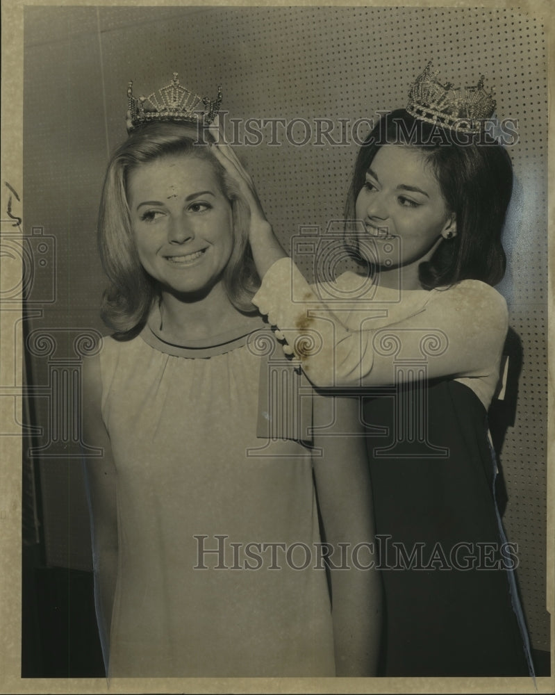 1967 Vicki Fisk, Miss Greater New Orleans, Receives Crown - Historic Images