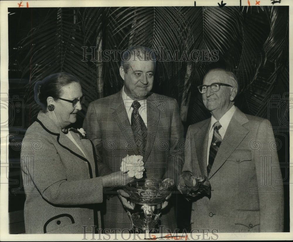 1973 Press Photo Camellia aficionados, winners at Camellia Club competition - Historic Images