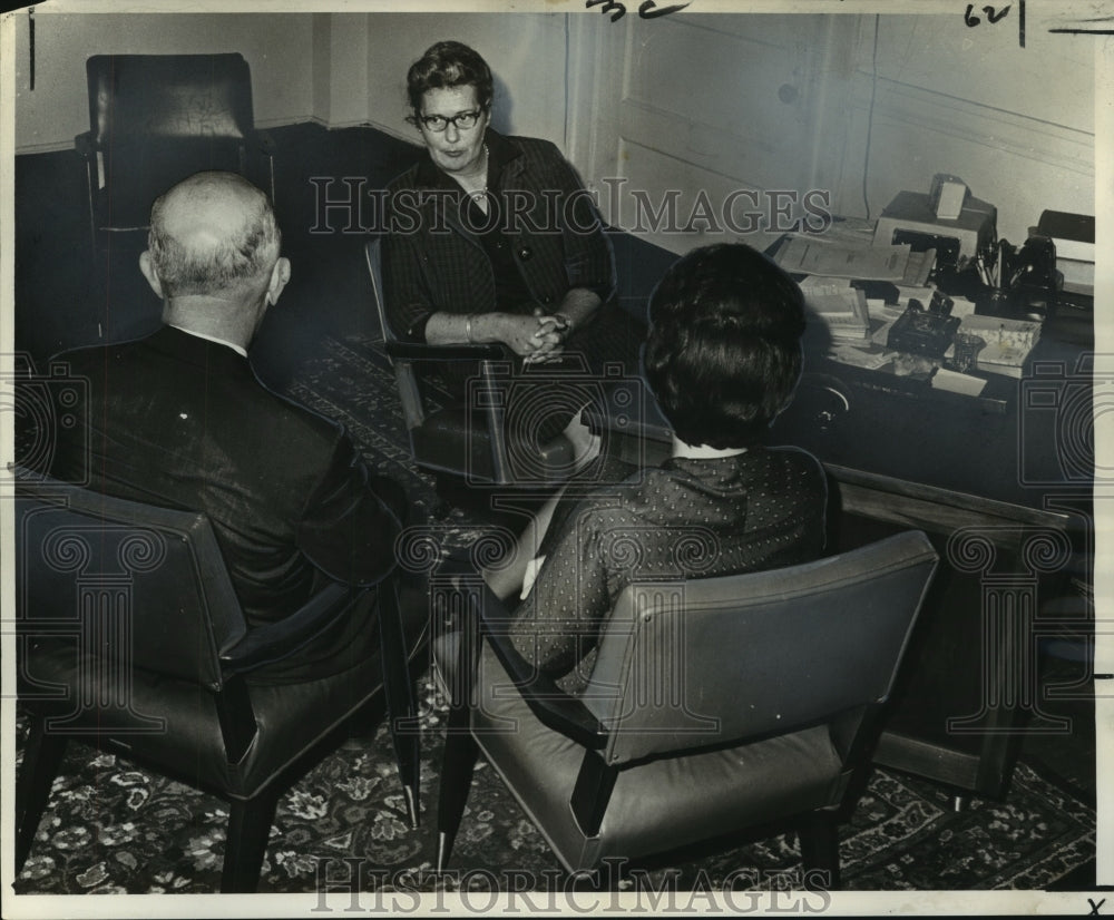 1964 Press Photo New Orleans Alcoholism Clinic Worker Counsels Couple - Historic Images