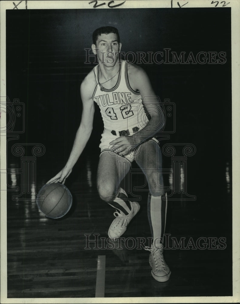 1967 Press Photo Tulane&#39;s Billy Fitzgerald wearing number 42, with basketball - Historic Images