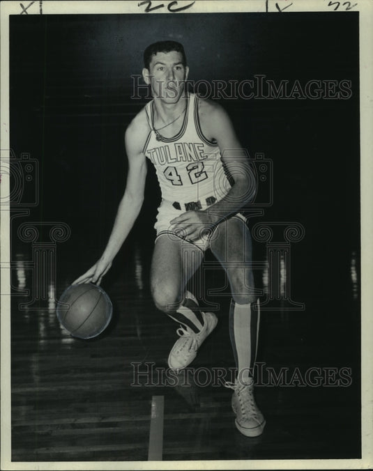 1967 Press Photo Tulane's Billy Fitzgerald wearing number 42, with basketball - Historic Images