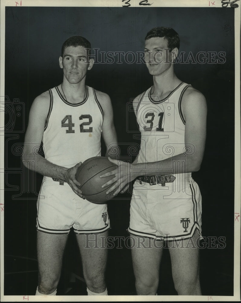 1967 Press Photo Basketball players Billy Fitzgerald and Johnny Arthurs - Historic Images