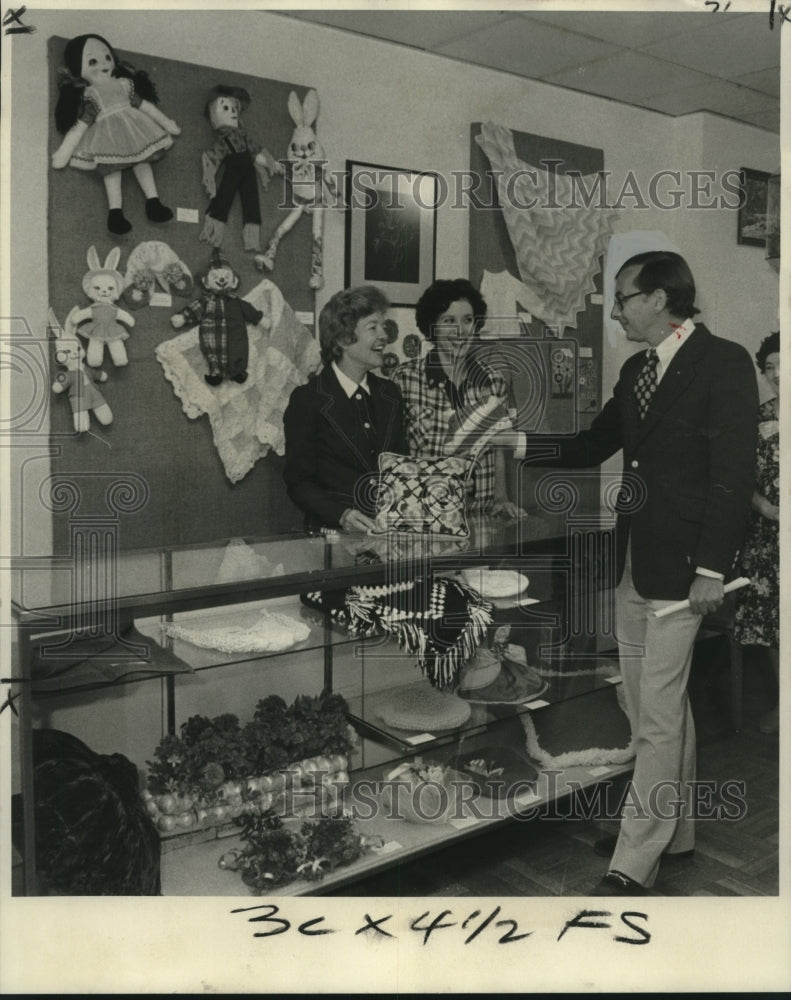 1975 Press Photo Suzanne Finley, Mrs. William Mimeles, and Robert Sonfield - Historic Images