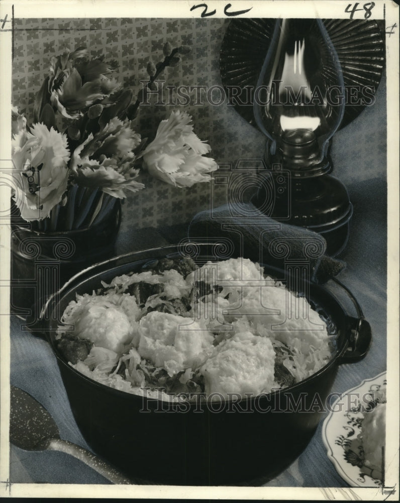 Press Photo Dumplings in a cast iron pot - noo17337 - Historic Images