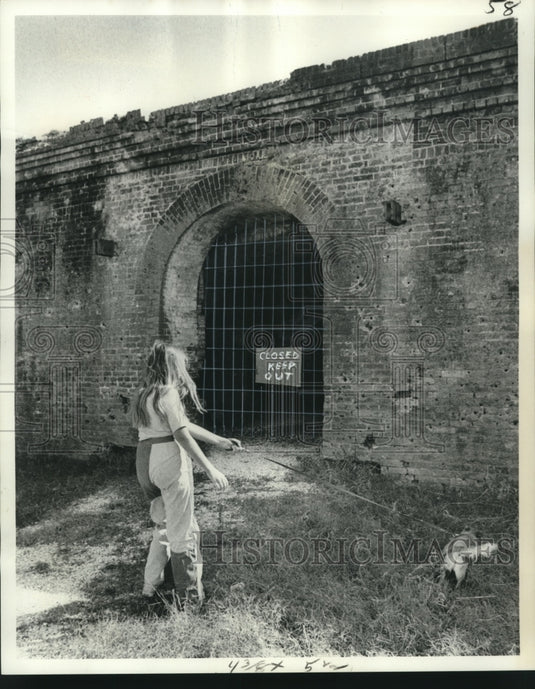 1976 Press Photo Youngster & Pet Walk toward Locked Fort Macomb, New Orleans - Historic Images