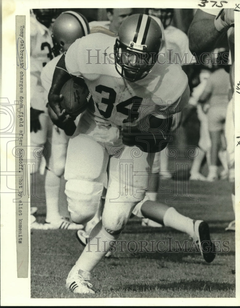 1981 Press Photo Saints football player Tony Galbreath charges down the field - Historic Images