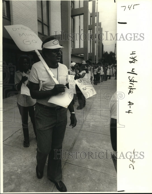1978 Press Photo Welfare Board member Carl Galmon picketing the school board - Historic Images