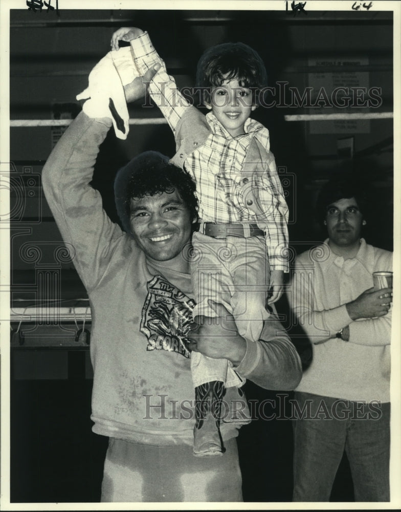 1979 Press Photo Boxing champion Victor Galindez holds up a young boxing fan - Historic Images