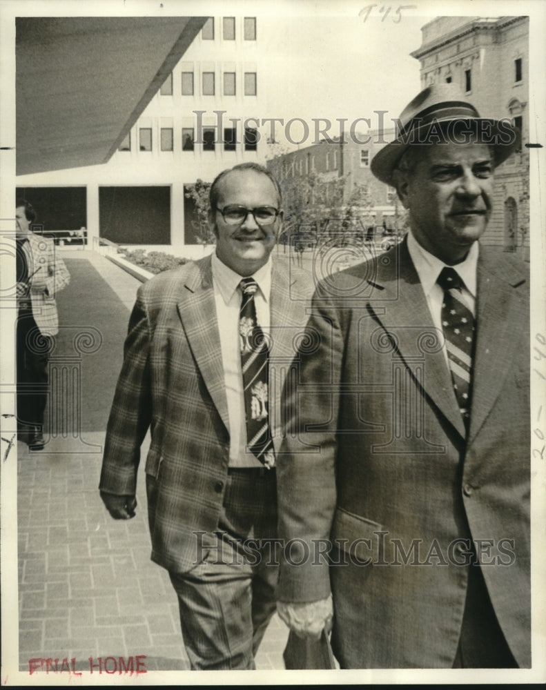 1977 Press Photo Walter Frey, Jefferson Parish chief engineer, leaving court - Historic Images