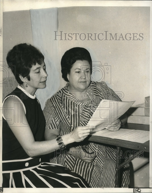 1970 Press Photo Mrs. Herman Freudenberger reviews pending legislation - Historic Images