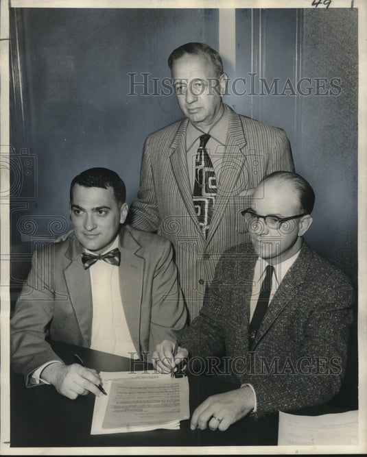 1956 Press Photo Leonard Herbert, Fred Forstall, & Ellie Schill sign contract. - Historic Images