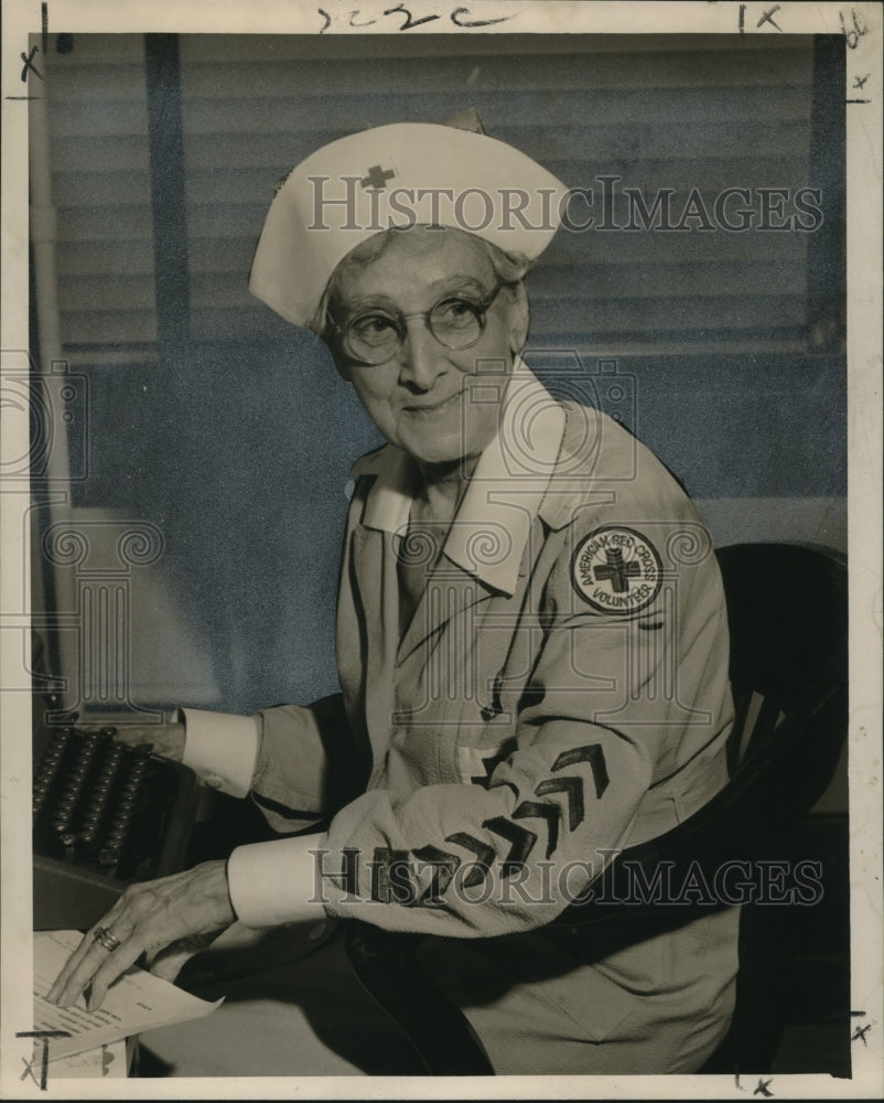 Press Photo American Red Cross volunteer Mrs. John Fischer - Historic Images