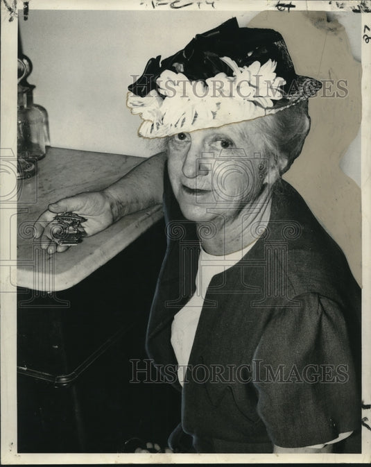 1950 Press Photo Mrs. Field and mother's medal presented by women of New Orleans- Historic Images