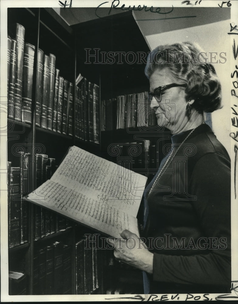 1975 Press Photo St. Louis Cathedral archivist, Alice Forsyth examines documents - Historic Images